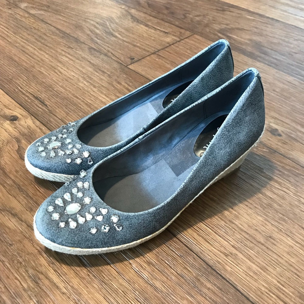 Easy Spirit Closed Toed Wedges w Embellishments
